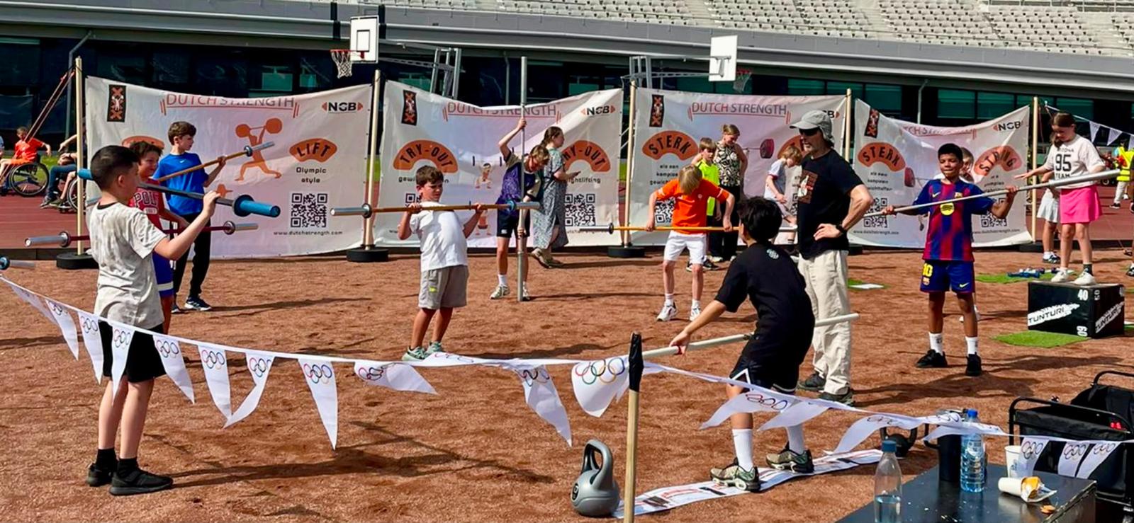 Kids lifting at Dutch Strength event